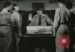 Standbild Kursleiter demonstriert Modelle Gewehre Quantico Virginia USA, 1942, aus Sekunde 40 historischem Filmmaterial Videoclip 65675022167
