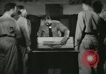 Standbild Kursleiter demonstriert Modelle Gewehre Quantico Virginia USA, 1942, aus Sekunde 41 historischem Filmmaterial Videoclip 65675022167