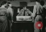 Standbild Kursleiter demonstriert Modelle Gewehre Quantico Virginia USA, 1942, aus Sekunde 42 historischem Filmmaterial Videoclip 65675022167
