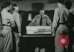 Standbild Kursleiter demonstriert Modelle Gewehre Quantico Virginia USA, 1942, aus Sekunde 43 historischem Filmmaterial Videoclip 65675022167