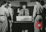 Standbild Kursleiter demonstriert Modelle Gewehre Quantico Virginia USA, 1942, aus Sekunde 44 historischem Filmmaterial Videoclip 65675022167