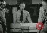 Standbild Kursleiter demonstriert Modelle Gewehre Quantico Virginia USA, 1942, aus Sekunde 45 historischem Filmmaterial Videoclip 65675022167