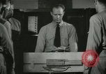Standbild Kursleiter demonstriert Modelle Gewehre Quantico Virginia USA, 1942, aus Sekunde 46 historischem Filmmaterial Videoclip 65675022167