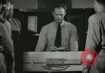 Standbild Kursleiter demonstriert Modelle Gewehre Quantico Virginia USA, 1942, aus Sekunde 47 historischem Filmmaterial Videoclip 65675022167