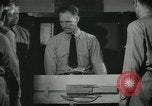 Standbild Kursleiter demonstriert Modelle Gewehre Quantico Virginia USA, 1942, aus Sekunde 48 historischem Filmmaterial Videoclip 65675022167