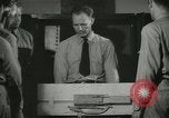 Standbild Kursleiter demonstriert Modelle Gewehre Quantico Virginia USA, 1942, aus Sekunde 49 historischem Filmmaterial Videoclip 65675022167