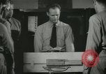 Standbild Kursleiter demonstriert Modelle Gewehre Quantico Virginia USA, 1942, aus Sekunde 50 historischem Filmmaterial Videoclip 65675022167