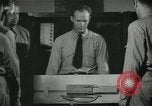 Standbild Kursleiter demonstriert Modelle Gewehre Quantico Virginia USA, 1942, aus Sekunde 51 historischem Filmmaterial Videoclip 65675022167