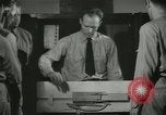 Standbild Kursleiter demonstriert Modelle Gewehre Quantico Virginia USA, 1942, aus Sekunde 52 historischem Filmmaterial Videoclip 65675022167