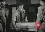Standbild Kursleiter demonstriert Modelle Gewehre Quantico Virginia USA, 1942, aus Sekunde 53 historischem Filmmaterial Videoclip 65675022167