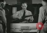Standbild Kursleiter demonstriert Modelle Gewehre Quantico Virginia USA, 1942, aus Sekunde 54 historischem Filmmaterial Videoclip 65675022167