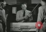 Standbild Kursleiter demonstriert Modelle Gewehre Quantico Virginia USA, 1942, aus Sekunde 55 historischem Filmmaterial Videoclip 65675022167