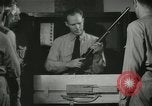 Standbild Kursleiter demonstriert Modelle Gewehre Quantico Virginia USA, 1942, aus Sekunde 56 historischem Filmmaterial Videoclip 65675022167