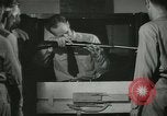 Standbild Kursleiter demonstriert Modelle Gewehre Quantico Virginia USA, 1942, aus Sekunde 57 historischem Filmmaterial Videoclip 65675022167