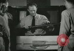 Standbild Kursleiter demonstriert Modelle Gewehre Quantico Virginia USA, 1942, aus Sekunde 58 historischem Filmmaterial Videoclip 65675022167