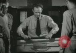 Standbild Kursleiter demonstriert Modelle Gewehre Quantico Virginia USA, 1942, aus Sekunde 59 historischem Filmmaterial Videoclip 65675022167