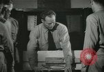 Standbild Kursleiter demonstriert Modelle Gewehre Quantico Virginia USA, 1942, aus Sekunde 60 historischem Filmmaterial Videoclip 65675022167