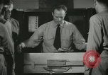 Standbild Kursleiter demonstriert Modelle Gewehre Quantico Virginia USA, 1942, aus Sekunde 61 historischem Filmmaterial Videoclip 65675022167