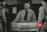 Standbild Kursleiter demonstriert Modelle Gewehre Quantico Virginia USA, 1942, aus Sekunde 62 historischem Filmmaterial Videoclip 65675022167