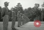 Standbild Studenten gehen durch eine Pistole bohren Quantico Virginia USA, 1942, aus Sekunde 4 historischem Filmmaterial Videoclip 65675022168
