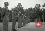 Standbild Studenten gehen durch eine Pistole bohren Quantico Virginia USA, 1942, aus Sekunde 9 historischem Filmmaterial Videoclip 65675022168