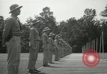 Standbild Studenten gehen durch eine Pistole bohren Quantico Virginia USA, 1942, aus Sekunde 11 historischem Filmmaterial Videoclip 65675022168