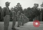 Standbild Studenten gehen durch eine Pistole bohren Quantico Virginia USA, 1942, aus Sekunde 12 historischem Filmmaterial Videoclip 65675022168