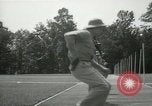 Standbild Studenten gehen durch eine Pistole bohren Quantico Virginia USA, 1942, aus Sekunde 13 historischem Filmmaterial Videoclip 65675022168