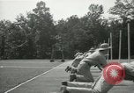 Standbild Studenten gehen durch eine Pistole bohren Quantico Virginia USA, 1942, aus Sekunde 14 historischem Filmmaterial Videoclip 65675022168