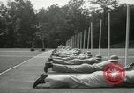 Standbild Studenten gehen durch eine Pistole bohren Quantico Virginia USA, 1942, aus Sekunde 15 historischem Filmmaterial Videoclip 65675022168