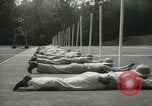 Standbild Studenten gehen durch eine Pistole bohren Quantico Virginia USA, 1942, aus Sekunde 16 historischem Filmmaterial Videoclip 65675022168