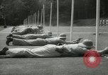 Standbild Studenten gehen durch eine Pistole bohren Quantico Virginia USA, 1942, aus Sekunde 19 historischem Filmmaterial Videoclip 65675022168