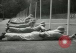 Standbild Studenten gehen durch eine Pistole bohren Quantico Virginia USA, 1942, aus Sekunde 20 historischem Filmmaterial Videoclip 65675022168