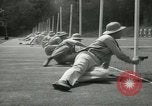 Standbild Studenten gehen durch eine Pistole bohren Quantico Virginia USA, 1942, aus Sekunde 21 historischem Filmmaterial Videoclip 65675022168