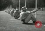 Standbild Studenten gehen durch eine Pistole bohren Quantico Virginia USA, 1942, aus Sekunde 22 historischem Filmmaterial Videoclip 65675022168