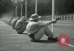Standbild Studenten gehen durch eine Pistole bohren Quantico Virginia USA, 1942, aus Sekunde 23 historischem Filmmaterial Videoclip 65675022168