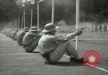 Standbild Studenten gehen durch eine Pistole bohren Quantico Virginia USA, 1942, aus Sekunde 24 historischem Filmmaterial Videoclip 65675022168