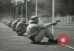 Standbild Studenten gehen durch eine Pistole bohren Quantico Virginia USA, 1942, aus Sekunde 25 historischem Filmmaterial Videoclip 65675022168