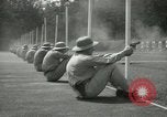 Standbild Studenten gehen durch eine Pistole bohren Quantico Virginia USA, 1942, aus Sekunde 26 historischem Filmmaterial Videoclip 65675022168