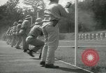Standbild Studenten gehen durch eine Pistole bohren Quantico Virginia USA, 1942, aus Sekunde 28 historischem Filmmaterial Videoclip 65675022168