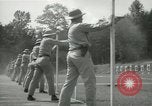 Standbild Studenten gehen durch eine Pistole bohren Quantico Virginia USA, 1942, aus Sekunde 29 historischem Filmmaterial Videoclip 65675022168