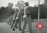 Standbild Studenten gehen durch eine Pistole bohren Quantico Virginia USA, 1942, aus Sekunde 30 historischem Filmmaterial Videoclip 65675022168