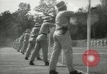 Standbild Studenten gehen durch eine Pistole bohren Quantico Virginia USA, 1942, aus Sekunde 31 historischem Filmmaterial Videoclip 65675022168