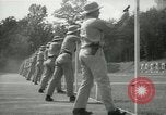 Standbild Studenten gehen durch eine Pistole bohren Quantico Virginia USA, 1942, aus Sekunde 32 historischem Filmmaterial Videoclip 65675022168