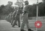 Standbild Studenten gehen durch eine Pistole bohren Quantico Virginia USA, 1942, aus Sekunde 34 historischem Filmmaterial Videoclip 65675022168
