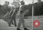 Standbild Studenten gehen durch eine Pistole bohren Quantico Virginia USA, 1942, aus Sekunde 35 historischem Filmmaterial Videoclip 65675022168