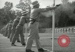 Standbild Studenten gehen durch eine Pistole bohren Quantico Virginia USA, 1942, aus Sekunde 36 historischem Filmmaterial Videoclip 65675022168