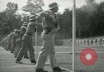 Standbild Studenten gehen durch eine Pistole bohren Quantico Virginia USA, 1942, aus Sekunde 37 historischem Filmmaterial Videoclip 65675022168