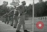 Standbild Studenten gehen durch eine Pistole bohren Quantico Virginia USA, 1942, aus Sekunde 38 historischem Filmmaterial Videoclip 65675022168