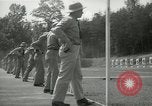 Standbild Studenten gehen durch eine Pistole bohren Quantico Virginia USA, 1942, aus Sekunde 39 historischem Filmmaterial Videoclip 65675022168